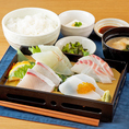 市場から仕入れた新鮮なお魚を、ランチで気軽に味わえます！刺身はもちろん、焼き魚や煮付け、天ぷらなど、調理法は盛りだくさん。その日の魚に合わせて、最も美味しく味わえる形でご提供します。さらに、ご飯・味噌汁・小鉢・お新香付きの定食メニューも充実！自慢の魚メニューをぜひお楽しみください♪