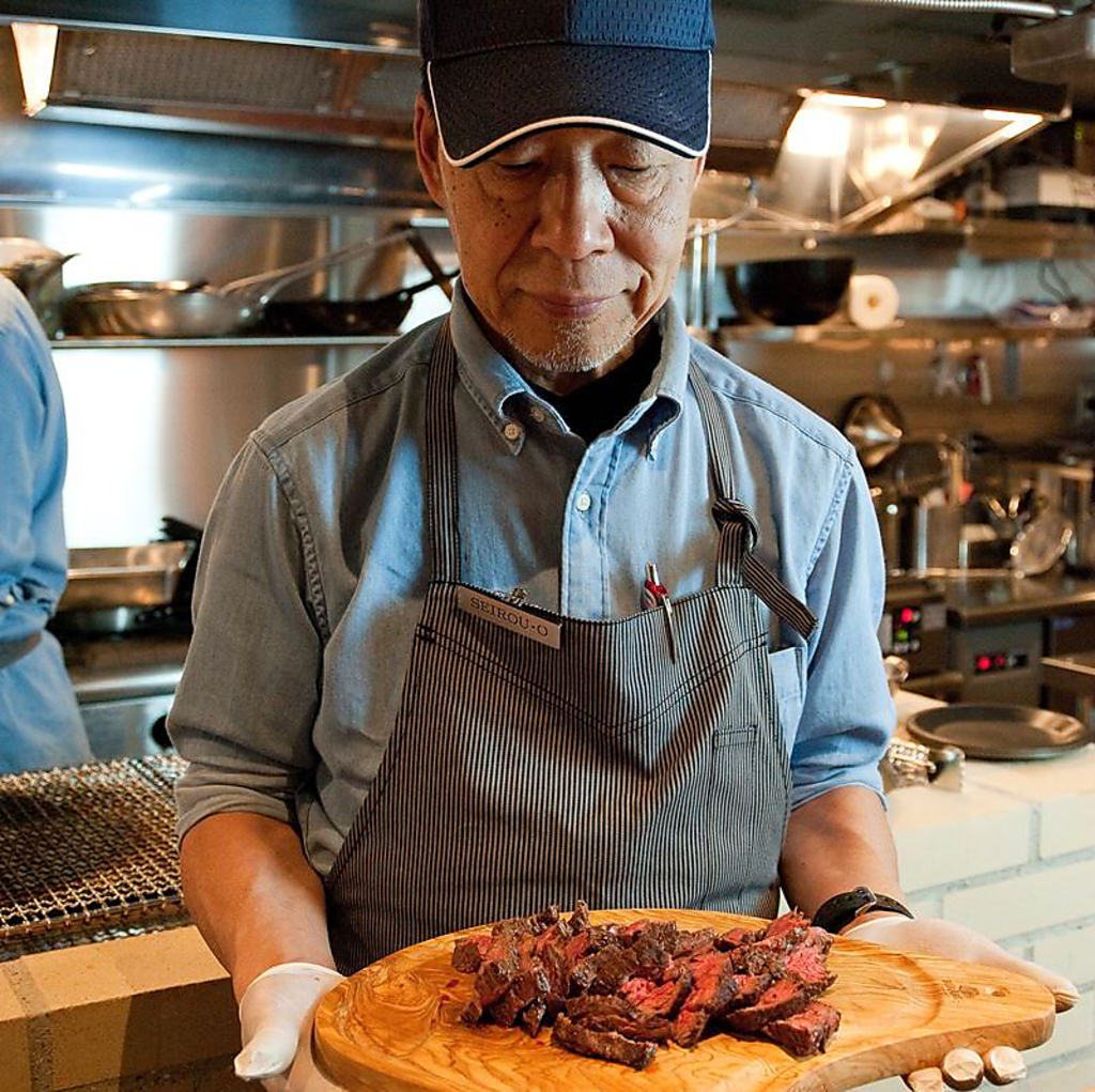 1階のオープンキッチンでは、シェフが手際よくお肉を焼き上げます。