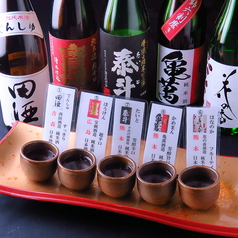 限定日本酒飲み比べ5種。レイアウト自由の完全個室のテーブル席。