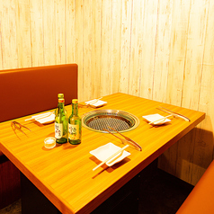 【焼肉フロア】1名様から気軽に使える個室席。新宿でのランチ・ディナーにぜひ当店の焼肉をご堪能くださいませ。