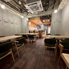 落ち着いた雰囲気の店内テーブル席では、さまざまなシーンに合わせた利用が可能です。お一人様のリラックスタイムやデート、友人との集まりなど多彩な使い方が楽しめます。お席は幅広く、ゆったりとしたスペースで心地よい時間を過ごしていただけます。特別なひとときをお楽しみください。