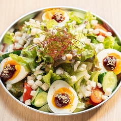 【女性人気】半熟卵のヤンニョムシーザーサラダ