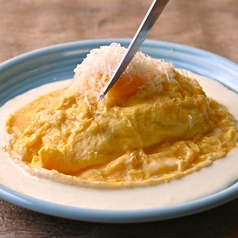 【5】仕上げにお客様ご自身で卵黄を割っていただくと、