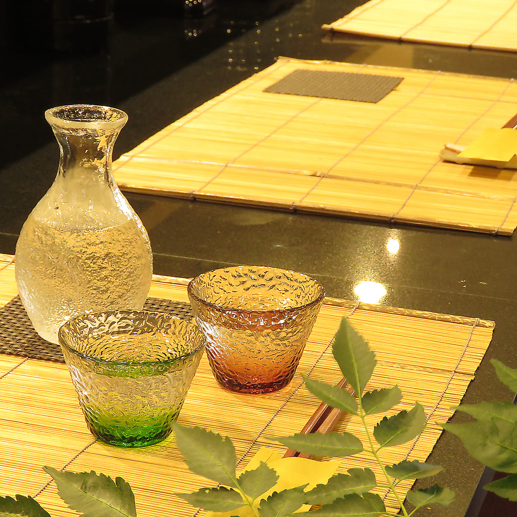 ひと際目を引く美しいグラスで銘酒をご提供させていただきます。和の情緒漂う空間で、特別な一杯を。