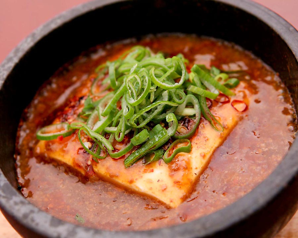 風味豊かな山椒をたっぷり使用した栄華楼石焼麻婆豆腐は辛！旨！熱！の3拍子揃った刺激的なおいしさ