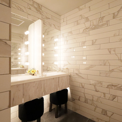 トイレには自慢のパウダールーム☆アイロンも完備しているので、お色直しもバッチリです♪