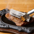 当店のステーキは温度管理を重視するため、あえて鉄板でミディアムレアに焼き上げて提供しております。そこからさらにお客様の目の前で「炭焼き」を実践！黒毛和牛ステーキに高温の炭を当てることで醤油の香ばしさと炭火ならではの香りがより一層食欲を刺激してくれます。パフォーマンスも含めてお楽しみくださいませ♪