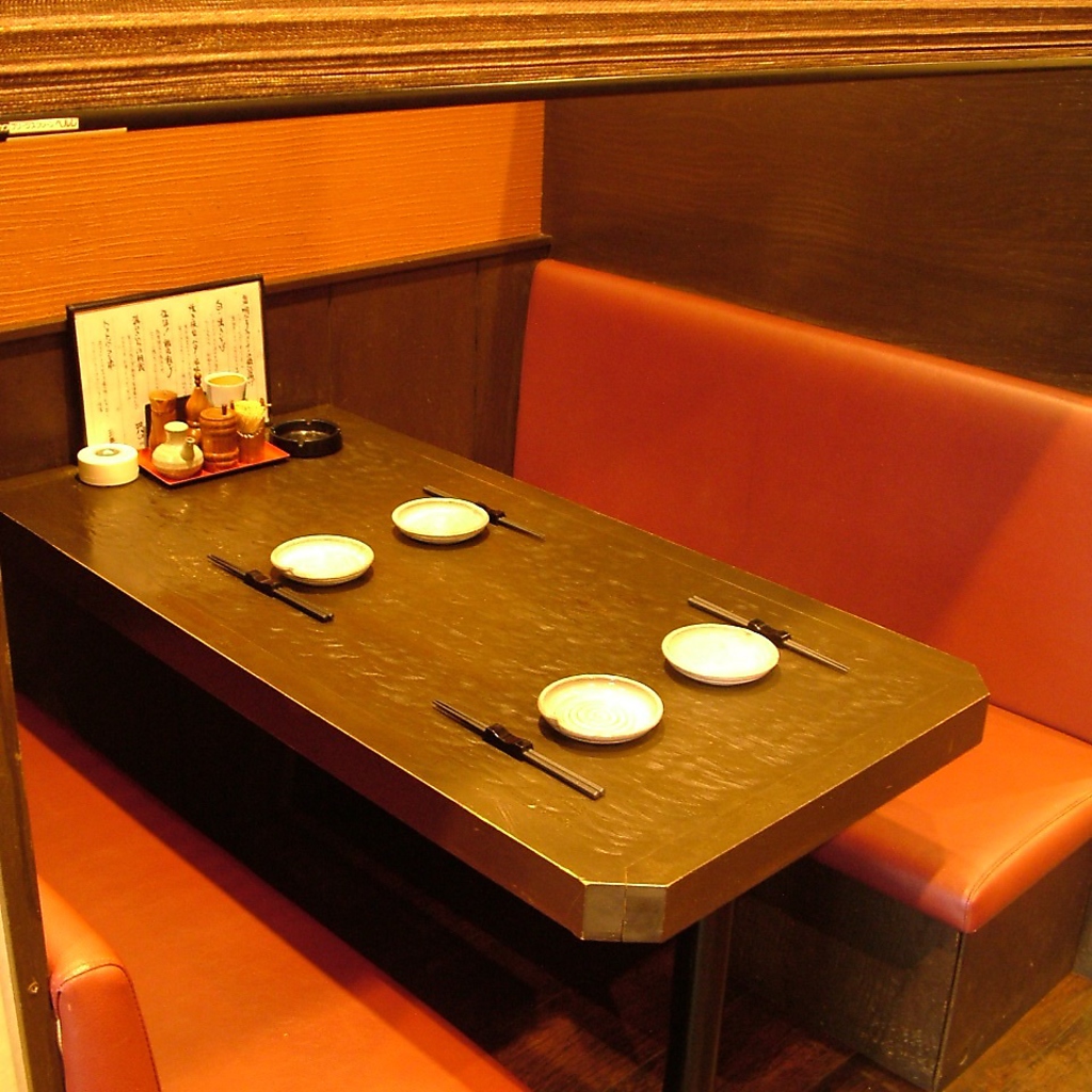 テーブル席はブラインドを下ろすと、プライベート感たっぷり！