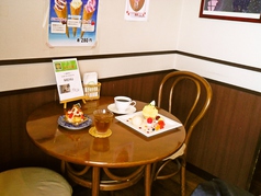本町店のテーブル席。イートインはクリームやフルーツのトッピングプレートが好評です！