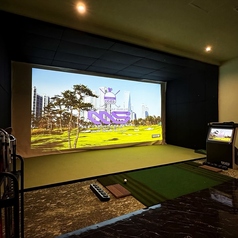 ゴルフシュミレーション3台完備しております。各シュミレーションは個室にできるのでプライベート空間でゴルフをお楽しみいただけます！お酒を飲みながら仲間とゴルフが出来ちゃいます！