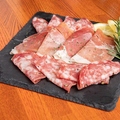 料理メニュー写真&nbsp;サラミと生ハムの盛り合わせ