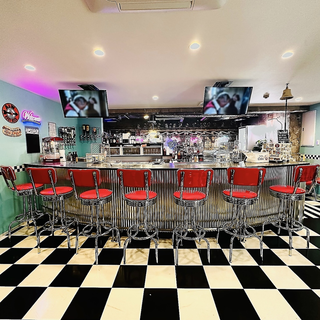 【ポップなカウンター席♪】アメリカンダイナーの雰囲気溢れるカウンター席！お一人でも気兼ねなく◎