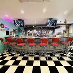 【ポップなカウンター席♪】アメリカンダイナーの雰囲気溢れるカウンター席！お一人でも気兼ねなく◎