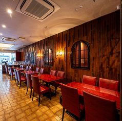 真っ赤なソファーレンガ造りの壁、落ち着いた空間をぜひ