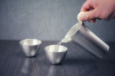 最上級の酒器より注がれし日本酒の数々