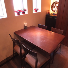 壁側の４名様用のテーブル席。ディズプレイや小物にも、こだわりが◎
