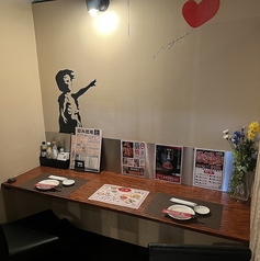 ちょっとした隠れ家的カウンター風の２名様用のテーブル席です。大切な方との秘密のお話や大事なお話には最適な空間だと思います♪