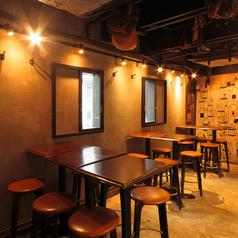 【1階】スペインバル席は、会社宴会やデート・記念日利用に最適な空間です。カジュアルでありながらもスタイリッシュなデザインが特徴で、友人や同僚との集まりにぴったりです。高めのテーブルと座り心地の良いスツールが配置され、リラックスしながら楽しいひとときをお過ごしいただけます。