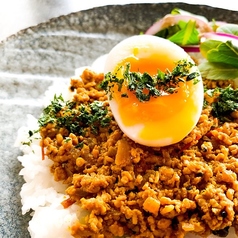 【キーマカレープレート】鶏肉に12種類のスパイスをブレンドした当店特製！辛みを抑えたキーマカレー◎の写真