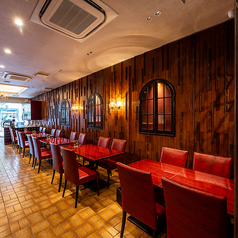 真っ赤なソファーレンガ造りの壁、落ち着いた空間をぜひ