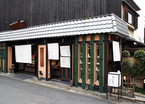 なめらか触感、香ばしいきな粉の香りが広がる『生わらび餅』が名物★