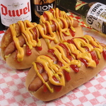 【ボリューム満点◎】当店自慢のメニュー「メガサイズのホットドッグ」！食べ応え抜群の一品です！