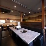 落ち着いた店内は全54席。カウンター/テーブル/掘りごたつ座敷などシーンに合わせてご案内いたします