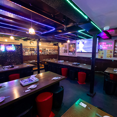 まるで韓国にいるような雰囲気の広々としたゆったりテーブル席。男女の語らいにぴったりの暖かみのある照明が会話に寛ぎと特別な空間を演出いたします。お得なクーポンも多数ございますのでぜひご利用ください。