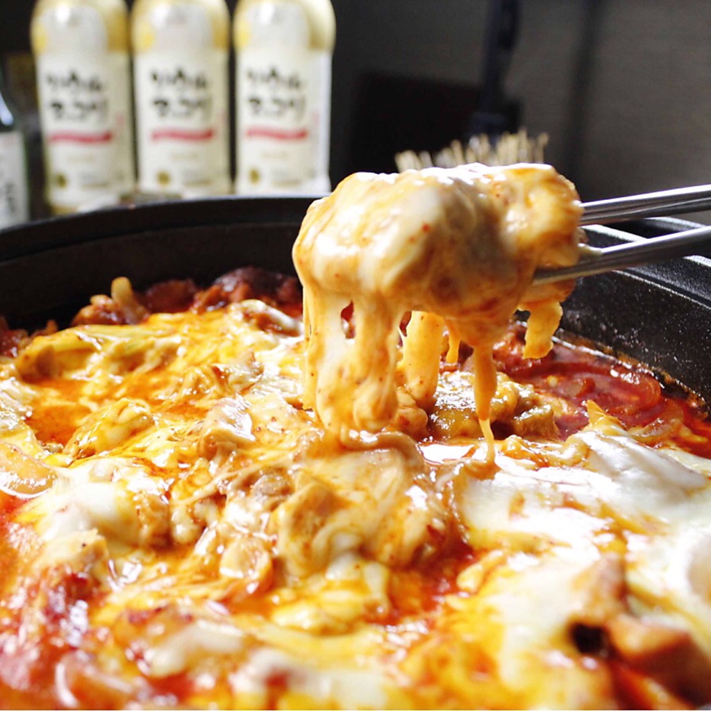他とは違う！韓国のチュンチョンという所の郷土料理であるタッカルビにチーズをトッピングしています