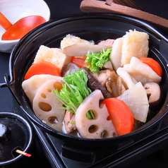 熊本県産野菜がたっぷり手作りだご汁。レイアウト自由の完全個室のテーブル席。
