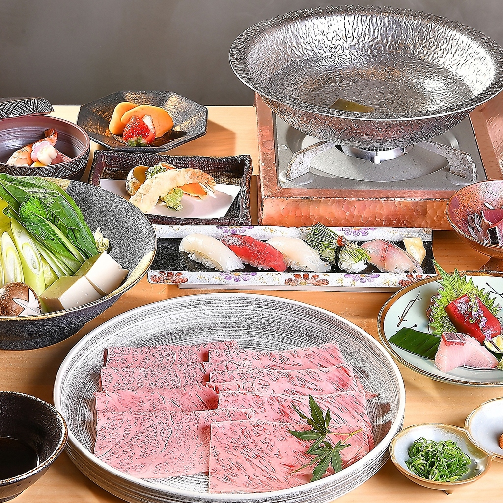 上質な和牛をお鍋でもお楽しみください。すき焼きとしゃぶしゃぶをご用意しております。