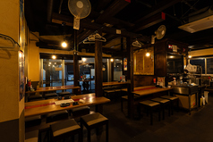 昭和モダンな店内。人数に合わせてテーブル席のアレンジ可能です◎