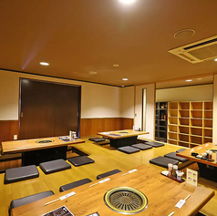 【24名様完全個室掘りごたつ席×1卓】最大24名様までご利用いただける完全個室掘りごたつ席をご用意。会社の宴会や接待、特別な集まりに最適です。周囲を気にせず、落ち着いた空間で極上の焼肉を心ゆくまでお楽しみください。