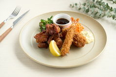 海老フライとカニクリーム、梅肉唐揚げの贅沢プレート