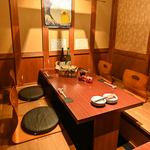所々に飾られた和柄がアクセントの落ち着きのある和空間。雰囲気抜群の個室で旨い料理とお酒を堪能…