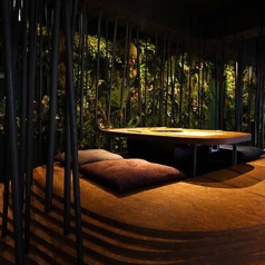 【2F座敷】非日常的な空間を味わえる特等席!靴を脱いでゆったりくつろげる、お山のような形のユニークな座敷席をご用意しました☆座るだけでなんだかわくわくする、プライベート空間での特別なひとときをお楽しみください♪デートや女子会など、大切な人との思い出づくりにぴったり◎