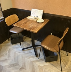 【お子様連れ大歓迎】　木の温もりが心地よいテーブルは、席と席の間を広くお取りしておりますのでお子様連れのお客様も安心してご利用いただけます。