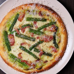 ベーコンと香草のピザ