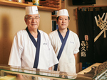 寿司は三代目、和食は四代目の修行を積んで参りました。真心こめた料理でお客様をお待ちしてます。