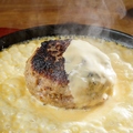 料理メニュー写真 熱々鉄板焼きハンバーグチーズソース