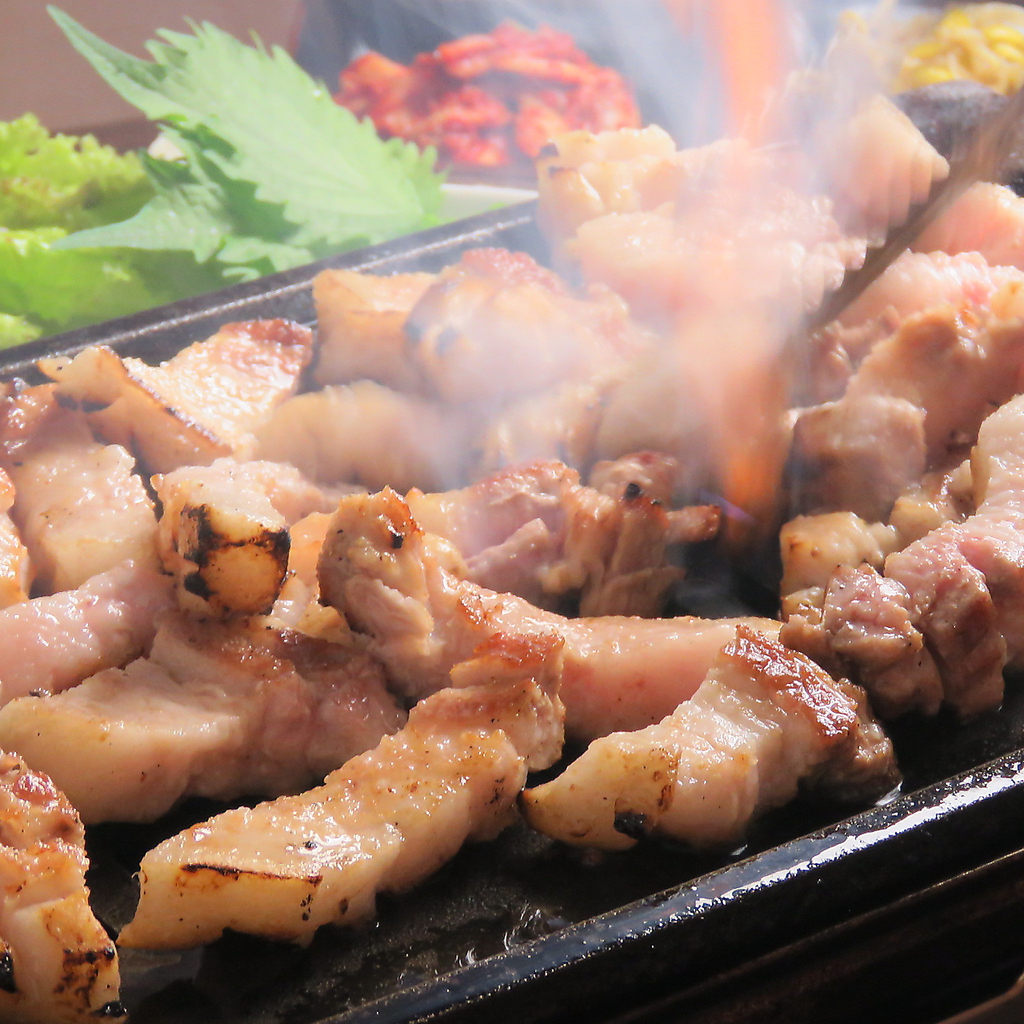 当店自慢の料理はなんといっても肉！本場韓国の焼肉サムギョプサル。野菜で包んでヘルシーにどうぞ。