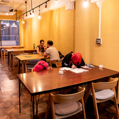 当店では定番のものから見たことのないものまで、さまざまなジャンルのボードゲームを棚いっぱいに取り揃えております。ぜひこの機会に普段とは違ったボードゲームの世界に足を踏み入れ、お気に入りの一品を見つけてみてください♪