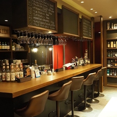 カウンターを6席ご用意。仕事終わりのちょい飲みなどにも最適です。