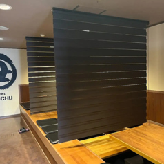 【6名様半個室掘りごたつ席×2卓】周囲を気にせずゆったり過ごせる半個室掘りごたつ席をご用意。6名様まで対応可能で、会社の食事会やご家族でのお集まりに最適です。足を伸ばしてくつろぎながら、極上の焼肉をお楽しみください。