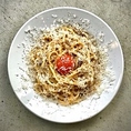 イタリア産小麦 100％極太パスタはモチモッチ！チーズと卵黄をからめてお召し上がりください。