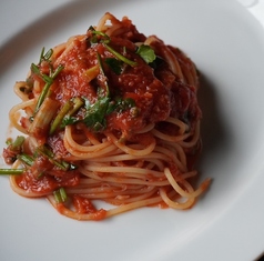 ズワイガニとセリトマトソースパスタ