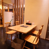 【明るく開放的なモダン和空間】木の温もりを感じる内装は、和の雰囲気を活かしつつも現代的なデザイン。駅ナカとは思えないほど静かで心地よく、ゆったりと食事を楽しめます。