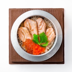 出汁を極めた炙りサーモンといくらの釜飯