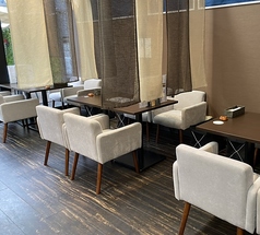 座り心地の良い椅子と広々使えるテーブルがあります。