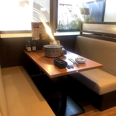 落ち着いた雰囲気のテーブル席は一人ランチにも最適です。アットホームな空間で、心地よくリラックスしながらお食事をお楽しみください。自分をいたわる特別なひとときが過ごせます。